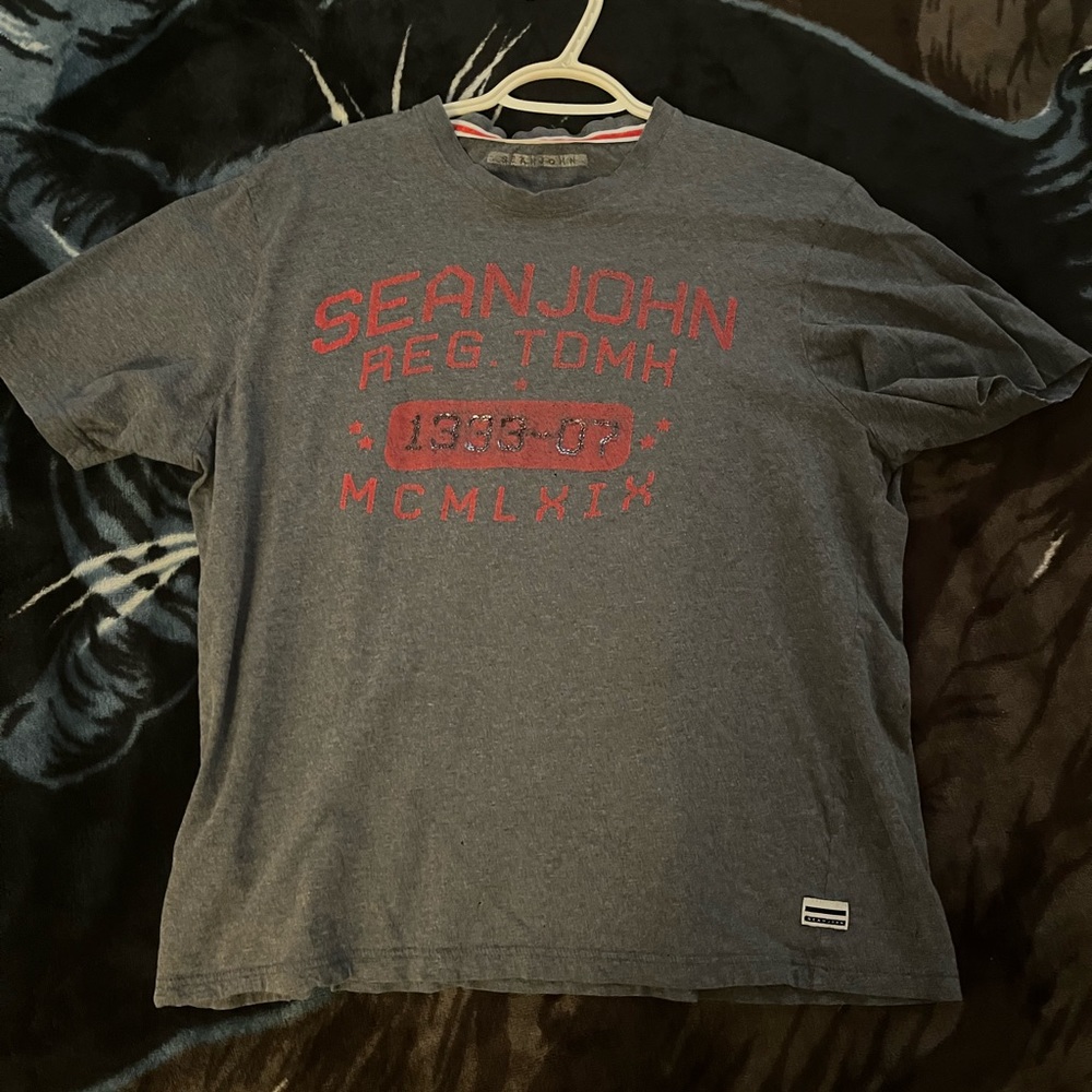 Sean John T shirt.